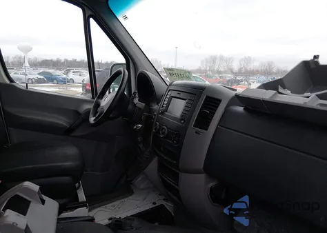 2015 Mercedes-Benz Sprinter 2500 High Roof из США, поврежденный, VIN WD3PE8CC6FP131402